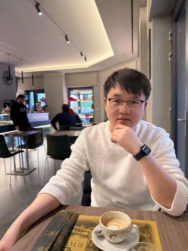 Portrait of Eason He (何旭)